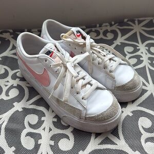 Womens Nike platform sneakers. Pale pink swoosh and sueded grey toe.